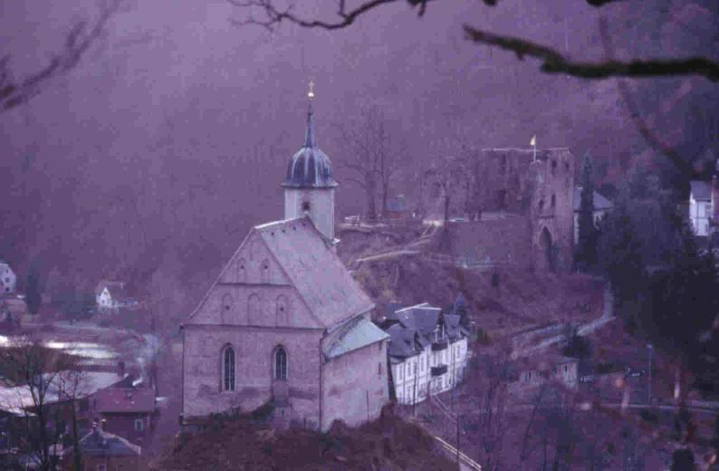 Blick über die Kirche zur Ruine der Oberburg
